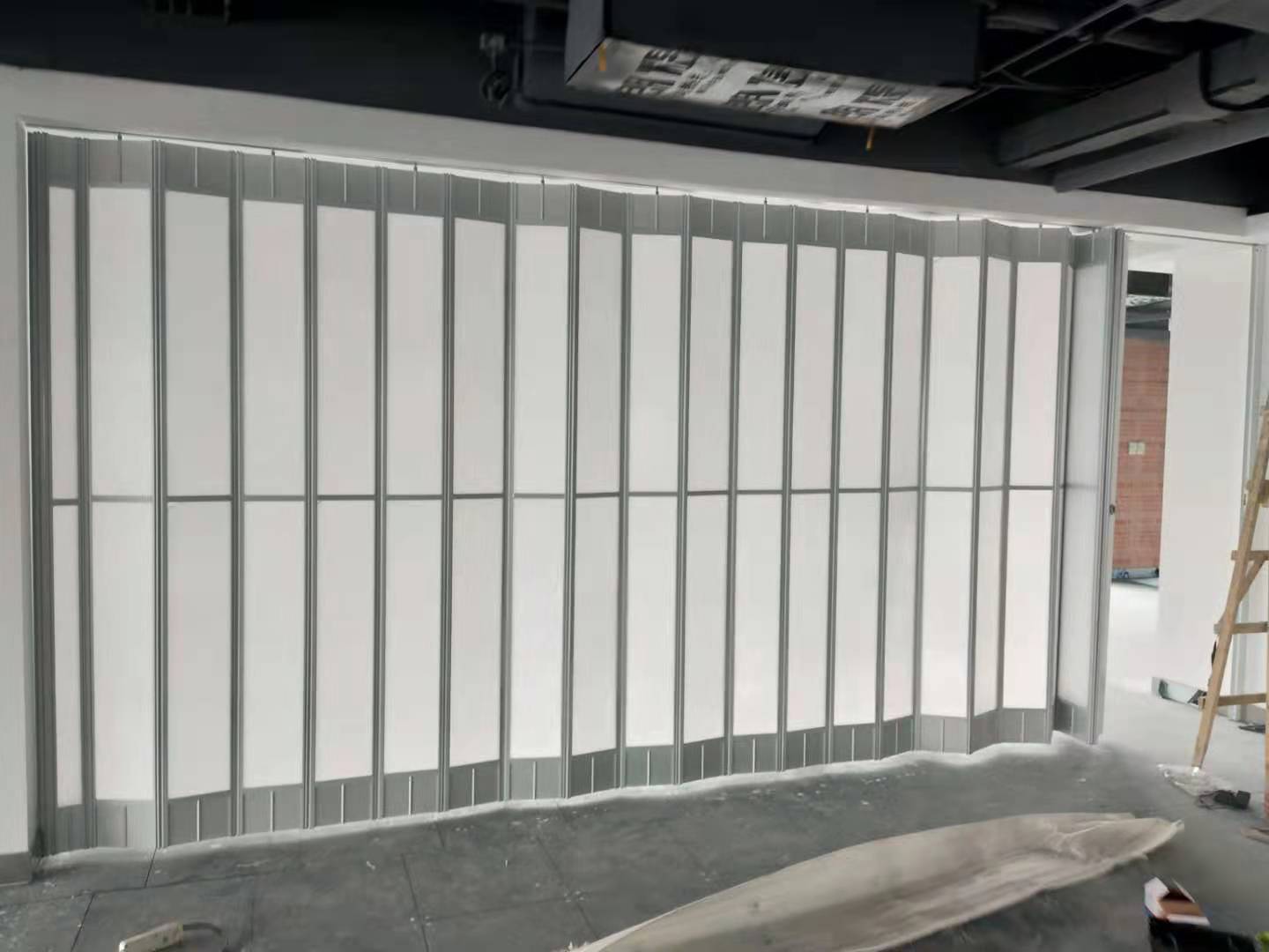 萬(wàn)象城二期水晶折疊門(mén)安裝案例